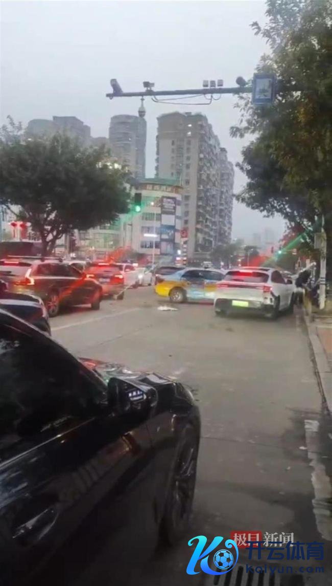 福建连江街头一轿车成心猛撞出租车